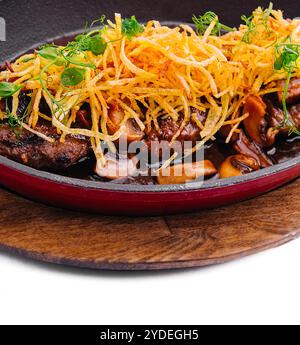 Steak avec champignons et chips d'oignon Banque D'Images