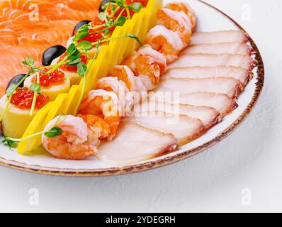 Saumon, poisson blanc, crevettes et caviar rouge sur assiette Banque D'Images