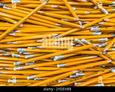 Koh-i-Noor crayons jaunes en tas dans un supermarché Banque D'Images