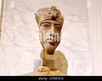 Le Caire, Egypte, 6 octobre 2024 : Akhenaton, Akhenaton ou Echnaton, un ancien pharaon égyptien fils d'Amenhotep III et Tiye, le Musée national d'Egypte Banque D'Images