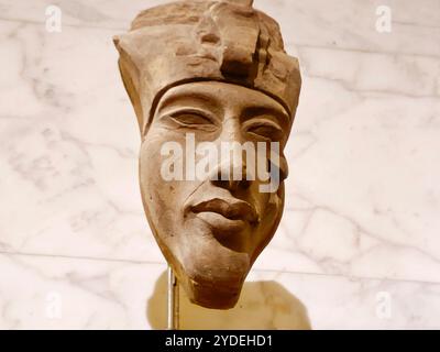 Le Caire, Egypte, 6 octobre 2024 : Akhenaton, Akhenaton ou Echnaton, un ancien pharaon égyptien fils d'Amenhotep III et Tiye, le Musée national d'Egypte Banque D'Images