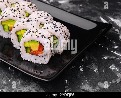 Délicieux rouleau de sushi à l'avocat au saumon Banque D'Images