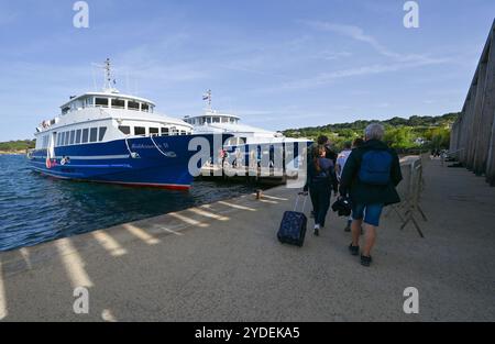 Porquerolles, France - 14 juin 2024 : ferry de passagers entre Hyères et l'île de Porquerolles faisant une manœuvre d'arrivée Banque D'Images