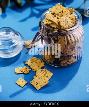 Biscuits croustillants avec des graines de sésame dans un verre Banque D'Images