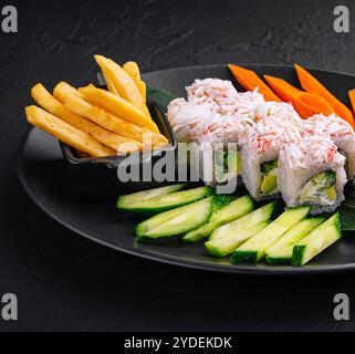 Rouleaux de sushi avec bâtonnets de crabe et concombres Banque D'Images