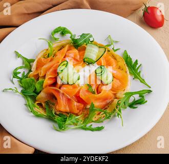 Crêpes maison avec saumon dans l'assiette Banque D'Images