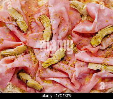 Pizza carrée avec jambon et artichauts vue de dessus Banque D'Images