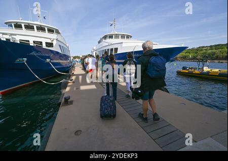 Porquerolles, France - 14 juin 2024 : ferry de passagers entre Hyères et l'île de Porquerolles faisant une manœuvre d'arrivée Banque D'Images