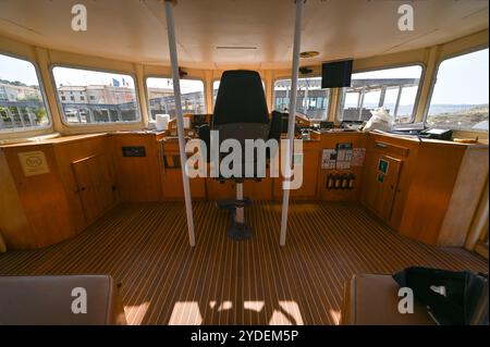 Porquerolles, France - 14 juin 2024 : salle de contrôle du ferry de passagers entre Hyères et l'île de Porquerolles faisant une manœuvre d'arrivée Banque D'Images