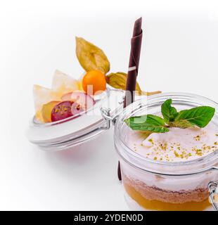 Tiramisu dans un verre avec de la mangue Banque D'Images