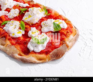 Pizza Margherita sur pierre blanche Banque D'Images