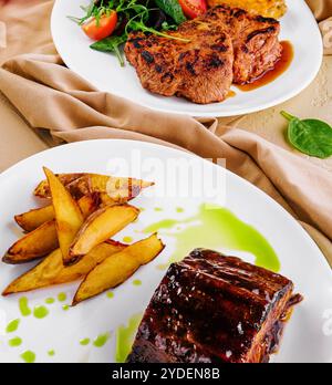 Côtes de porc avec steak de porc et pommes de terre Banque D'Images