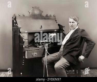 Thomas Alva Edison avec son phonographe à cylindre, édité numériquement Banque D'Images