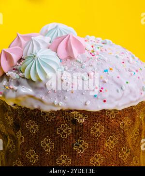 Gâteaux de Pâques traditionnels avec meringue sur fond jaune Banque D'Images