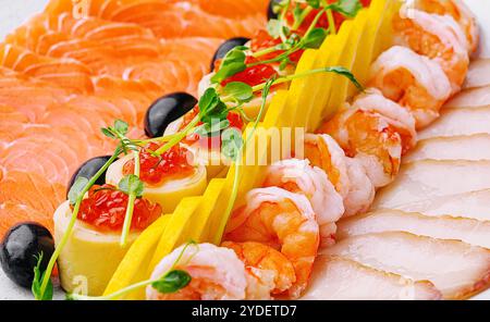 Saumon, poisson blanc, crevettes et caviar rouge en gros plan Banque D'Images