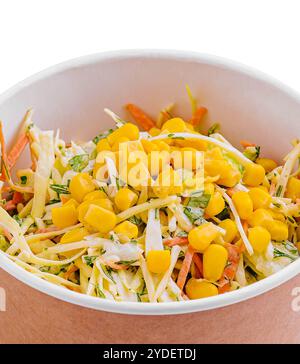 Salade de chou, carottes et maïs en mayonnaise dans une boîte à lunch en carton Banque D'Images