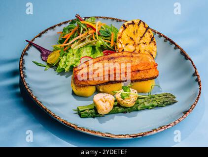 rôtir des steaks de saumon et des crevettes avec des asperges bouillies Banque D'Images