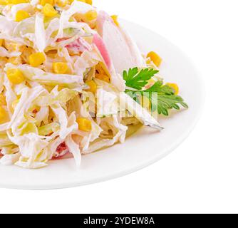 Salade avec maïs, bâtonnets de crabe, concombres, œufs et mayonnaise Banque D'Images