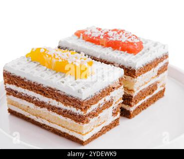 Deux tranches de gâteau éponge de cacao multicouche avec des flocons de noix de coco Banque D'Images