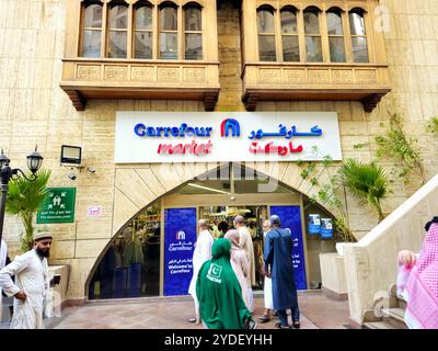 La Mecque, Arabie Saoudite, 9 juin 2024 : Carrefour Market à Makkah, une multinationale française de vente au détail et de gros dont le siège social est à Massy, en France Banque D'Images