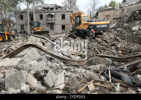 DNIPRO, UKRAINE - 26 OCTOBRE 2024 - des sauveteurs travaillent sur les lieux d'une attaque russe de nuit dans le district de Novokadatskyi à Dnipro, dans le centre-est de l'Ukraine. Banque D'Images