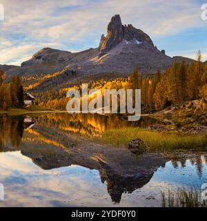 Un matin d'automne dans les Dolomites au Lago Federa (Lago di Federa, Lago Fedèra, lac Federa), un lac de montagne sous la paroi orientale de Croda da Lag Banque D'Images