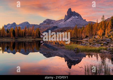 Un lever de soleil d'automne dans les Dolomites au Lago Federa (Lago di Federa, Lago Fedèra, lac Federa), un lac de montagne sous la paroi orientale de Croda da da Lag Banque D'Images