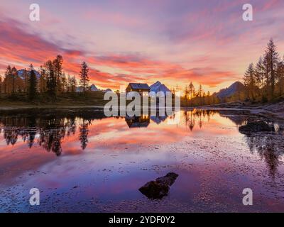 Un lever de soleil d'automne dans les Dolomites au Lago Federa (Lago di Federa, Lago Fedèra, lac Federa), un lac de montagne sous la paroi orientale de Croda da da Lag Banque D'Images