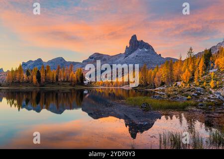 Un lever de soleil d'automne dans les Dolomites au Lago Federa (Lago di Federa, Lago Fedèra, lac Federa), un lac de montagne sous la paroi orientale de Croda da da Lag Banque D'Images