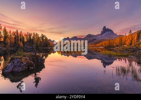 Un lever de soleil d'automne dans les Dolomites au Lago Federa (Lago di Federa, Lago Fedèra, lac Federa), un lac de montagne sous la paroi orientale de Croda da da Lag Banque D'Images