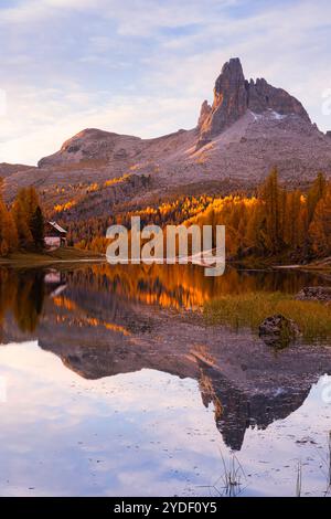 Un lever de soleil d'automne dans les Dolomites au Lago Federa (Lago di Federa, Lago Fedèra, lac Federa), un lac de montagne sous la paroi orientale de Croda da da Lag Banque D'Images