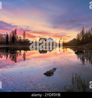 Un lever de soleil d'automne dans les Dolomites au Lago Federa (Lago di Federa, Lago Fedèra, lac Federa), un lac de montagne sous la paroi orientale de Croda da da Lag Banque D'Images