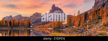 Un large lever de soleil panoramique 3:1 d'automne dans les Dolomites au Lago Federa (Lago di Federa, Lago Fedèra, lac Federa), un lac de montagne sous le wa oriental Banque D'Images