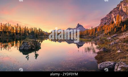 Une large image panoramique 16:9 d'un lever de soleil d'automne dans les Dolomites au Lago Federa (Lago di Federa, Lago Fedèra, lac Federa), un lac de montagne en dessous Banque D'Images