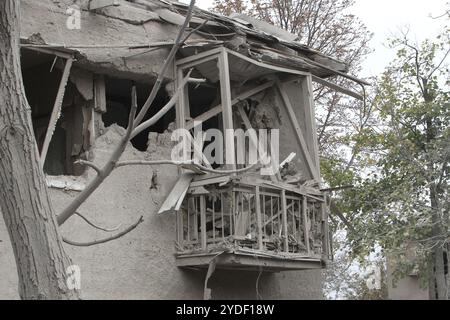 DNIPRO, UKRAINE - le 26 OCTOBRE 2024 - Un bâtiment est détruit par une attaque russe de nuit dans le district de Novokadatskyi à Dnipro, dans le centre-est de l'Ukraine. Banque D'Images