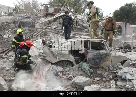 DNIPRO, UKRAINE - 26 OCTOBRE 2024 - des sauveteurs travaillent sur les lieux d'une attaque russe de nuit dans le district de Novokadatskyi à Dnipro, dans le centre-est de l'Ukraine. Banque D'Images