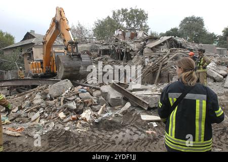 DNIPRO, UKRAINE - 26 OCTOBRE 2024 - des sauveteurs travaillent sur les lieux d'une attaque russe de nuit dans le district de Novokadatskyi à Dnipro, dans le centre-est de l'Ukraine. Banque D'Images