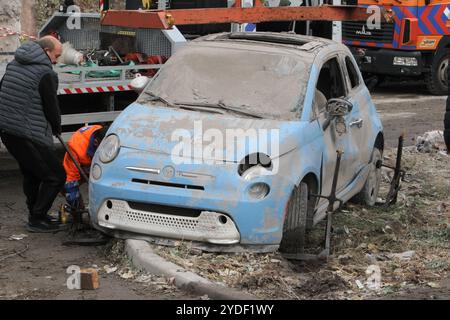 DNIPRO, UKRAINE - le 26 OCTOBRE 2024 - Une voiture est endommagée par une attaque russe de nuit dans le district de Novokadatskyi à Dnipro, dans le centre-est de l'Ukraine. Banque D'Images