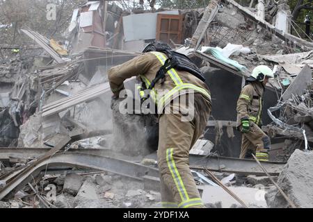 DNIPRO, UKRAINE - 26 OCTOBRE 2024 - des sauveteurs travaillent sur les lieux d'une attaque russe de nuit dans le district de Novokadatskyi à Dnipro, dans le centre-est de l'Ukraine. Banque D'Images