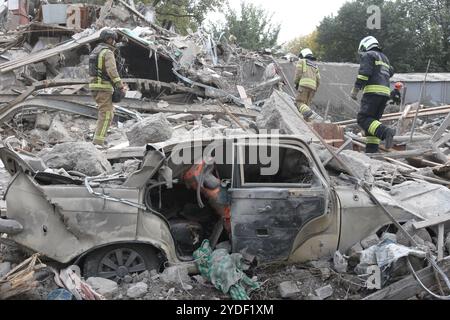 DNIPRO, UKRAINE - le 26 OCTOBRE 2024 - Une voiture est endommagée par une attaque russe de nuit dans le district de Novokadatskyi à Dnipro, dans le centre-est de l'Ukraine. Banque D'Images