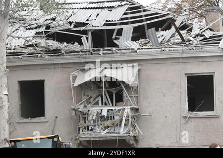 DNIPRO, UKRAINE - le 26 OCTOBRE 2024 - Un bâtiment est détruit par une attaque russe de nuit dans le district de Novokadatskyi à Dnipro, dans le centre-est de l'Ukraine. Banque D'Images