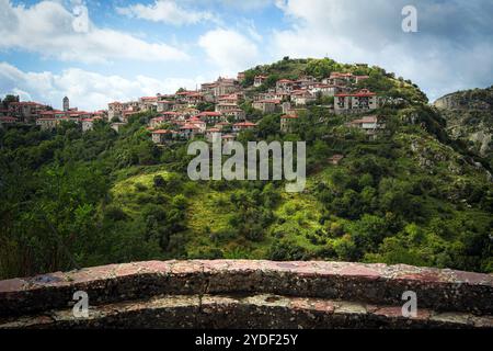 Dimitsana, un village de montagne pittoresque dans la région d'Arkadia, Péloponnèse, Grèce, niché sur une colline verdoyante avec des maisons traditionnelles en pierre Banque D'Images