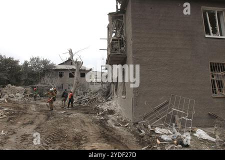 DNIPRO, UKRAINE - 26 OCTOBRE 2024 - des sauveteurs travaillent sur les lieux d'une attaque russe de nuit dans le district de Novokadatskyi à Dnipro, dans le centre-est de l'Ukraine. Banque D'Images