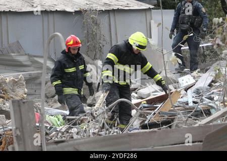 DNIPRO, UKRAINE - 26 OCTOBRE 2024 - des sauveteurs travaillent sur les lieux d'une attaque russe de nuit dans le district de Novokadatskyi à Dnipro, dans le centre-est de l'Ukraine. Banque D'Images