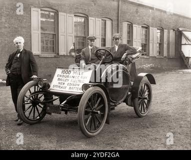 Thomas Edison avec sa voiture électrique 1910, avec le capitaine W. Langdon, pilote d'essai Bailey Co. et Frank McGuiness, Edison Co. Ingénieur, 1000 Mile Endurance Run Bailey Electric New Edison Storage Battery, édité numériquement Banque D'Images