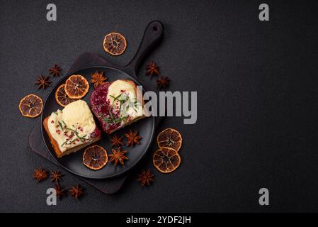 Délicieux sandwich brioche sucré avec confiture de framboises et crème de ricotta Banque D'Images