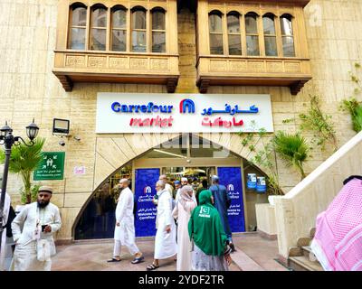 La Mecque, Arabie Saoudite, 9 juin 2024 : Carrefour Market à Makkah, une multinationale française de vente au détail et de gros dont le siège social est à Massy, en France Banque D'Images