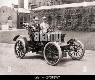 Thomas Alva Edison et Col. E.M.E. Bailey dans Bailey Electric automobile propulsé par Edison Storage batteries, 1910, édité numériquement Banque D'Images