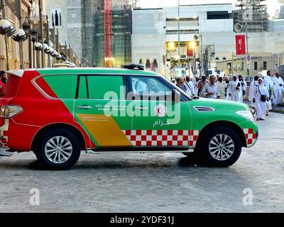 La Mecque, Arabie Saoudite, 13 juin 2024 : une ambulance de l'autorité du Croissant rouge d'Arabie Saoudite, avec son équipe de SGE sauvage, l'équipe médicale prête à sauver et Banque D'Images