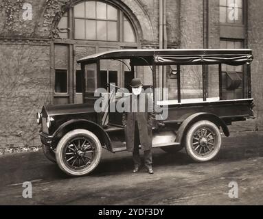 Thomas Alva Edison inspectant un camion électrique Lansden qui utilisait des batteries Edison, éditées numériquement Banque D'Images